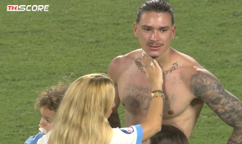 นูเนซพยายามฟาดเก้าอี้แฟนชาวโคลอมเบียแต่ถูกร.ป.ภ.ขัดขวางไว้