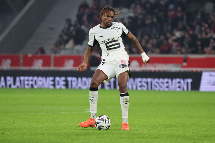 Liverpool vẫn có thể chiêu mộ thêm trung vệ dù đã ký hợp đồng với Jacquet