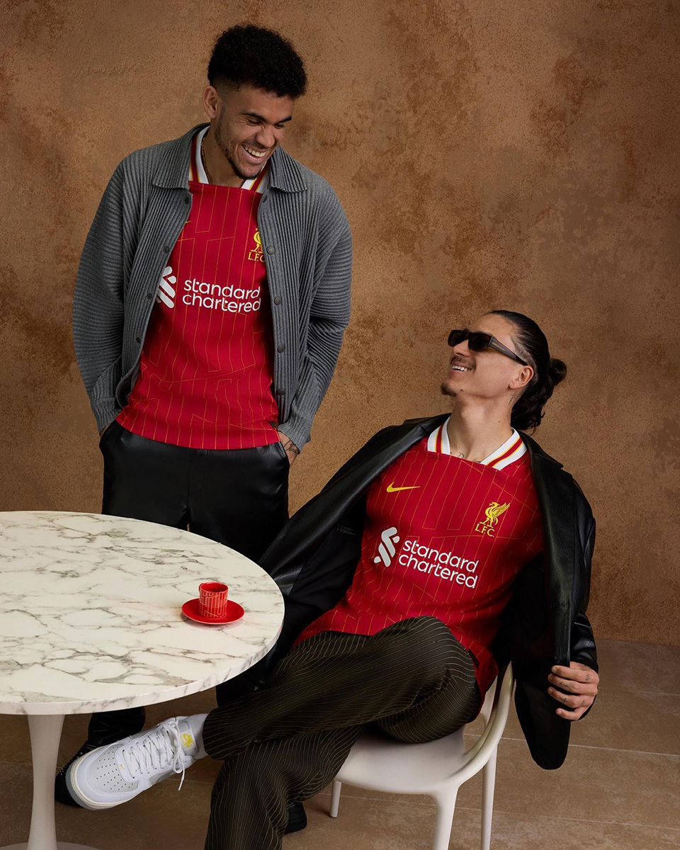 Áo thi đấu sân nhà Liverpool mùa giải 2024-25