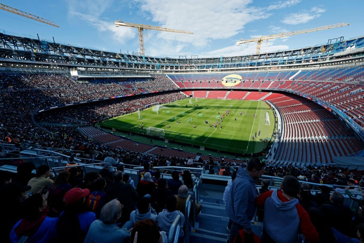 Để đối phó với hành vi thiếu văn minh của CĐV đội khách, Barcelona tăng cường các biện pháp bảo vệ khán đài sân Camp Nou