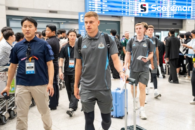 EPL 뉴캐슬, 환영 받으며 입국… ‘신입’ 박승수는 태극기 휘날렸다
