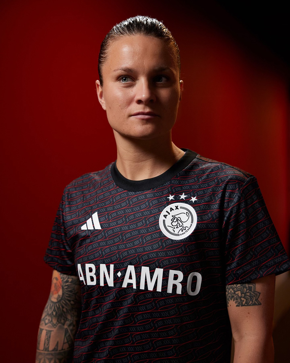 Áo đấu sân nhà Ajax cho mùa giải 2024-25