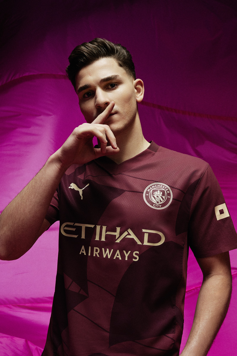 Áo đấu sân khách thứ hai Manchester City cho mùa giải 2024-25
