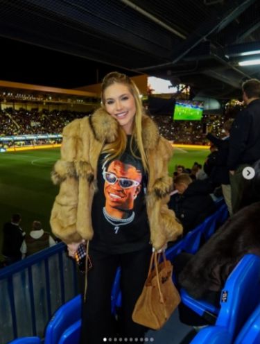 Quá nóng bỏng! Bạn gái người mẫu của Vinícius đến sân cổ vũ, từ áo đến giày đều mang dấu ấn Vinícius