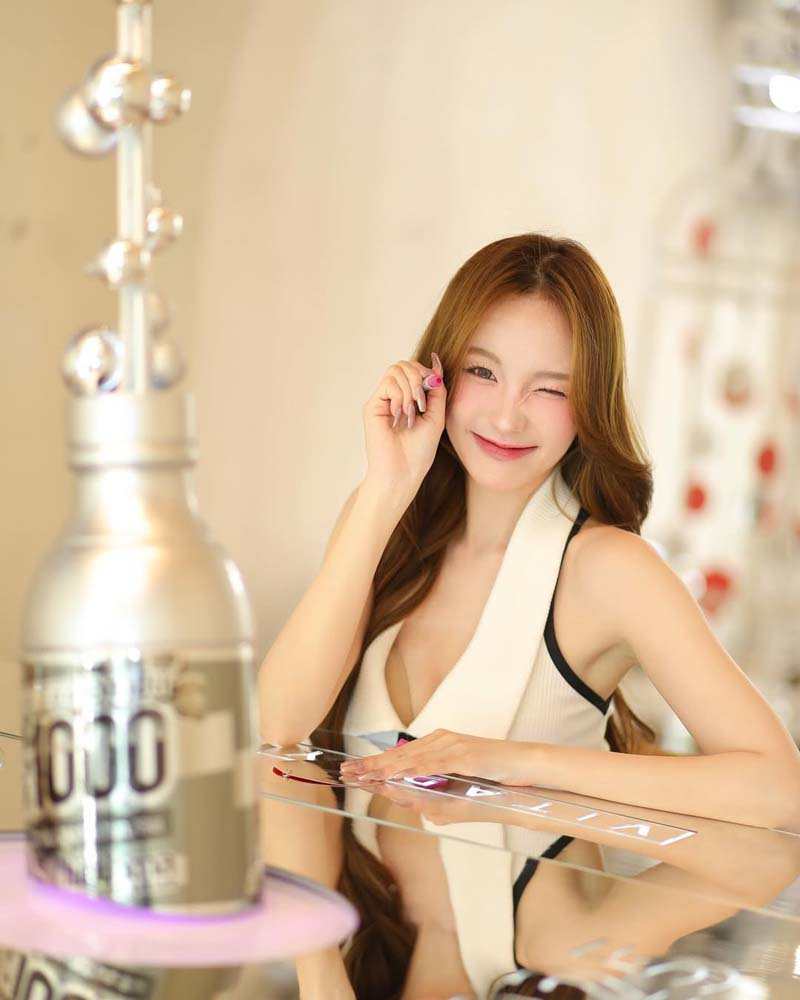 พิมพ์ กรกนก ไอดอลสาวสุดฮอต ส่งภาพเซ็กซี่เอาใจเอฟซี กับเซลฟี่เขย่าโซเชียล