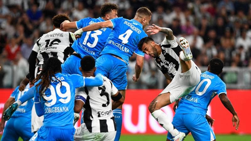 Conte ghi dấu ấn, Napoli chia điểm Juventus