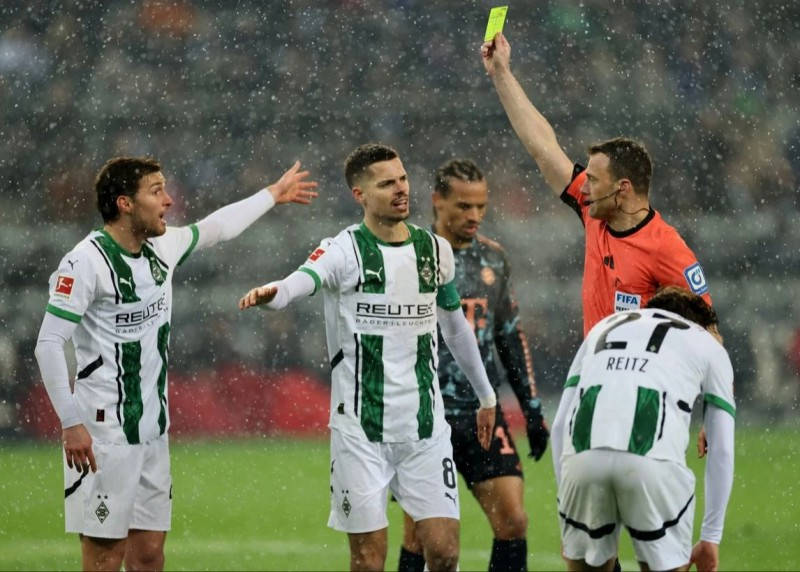 Tiền đạo Monchengladbach bày tỏ sự không hài lòng về quả phạt đền của Bayern