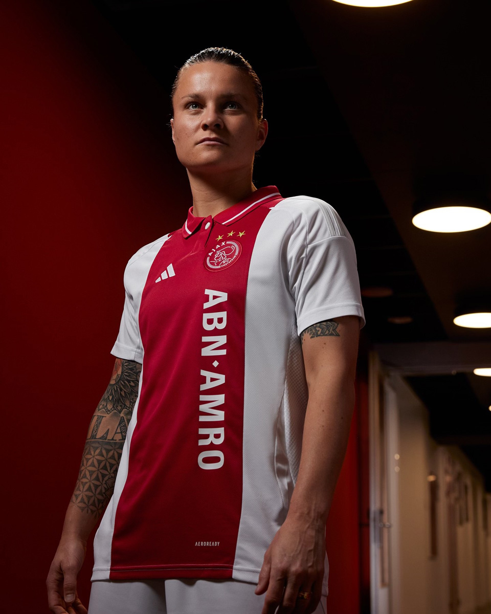 Áo đấu sân nhà Ajax cho mùa giải 2024-25