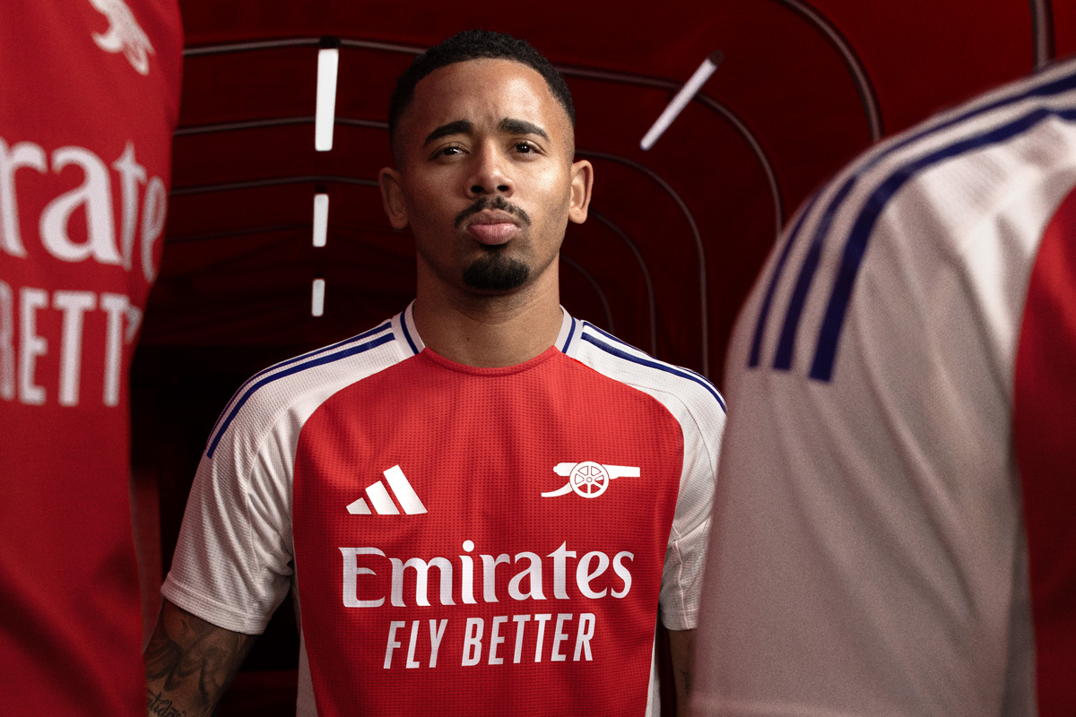 Áo thi đấu sân nhà của Arsenal cho mùa giải 2024-25