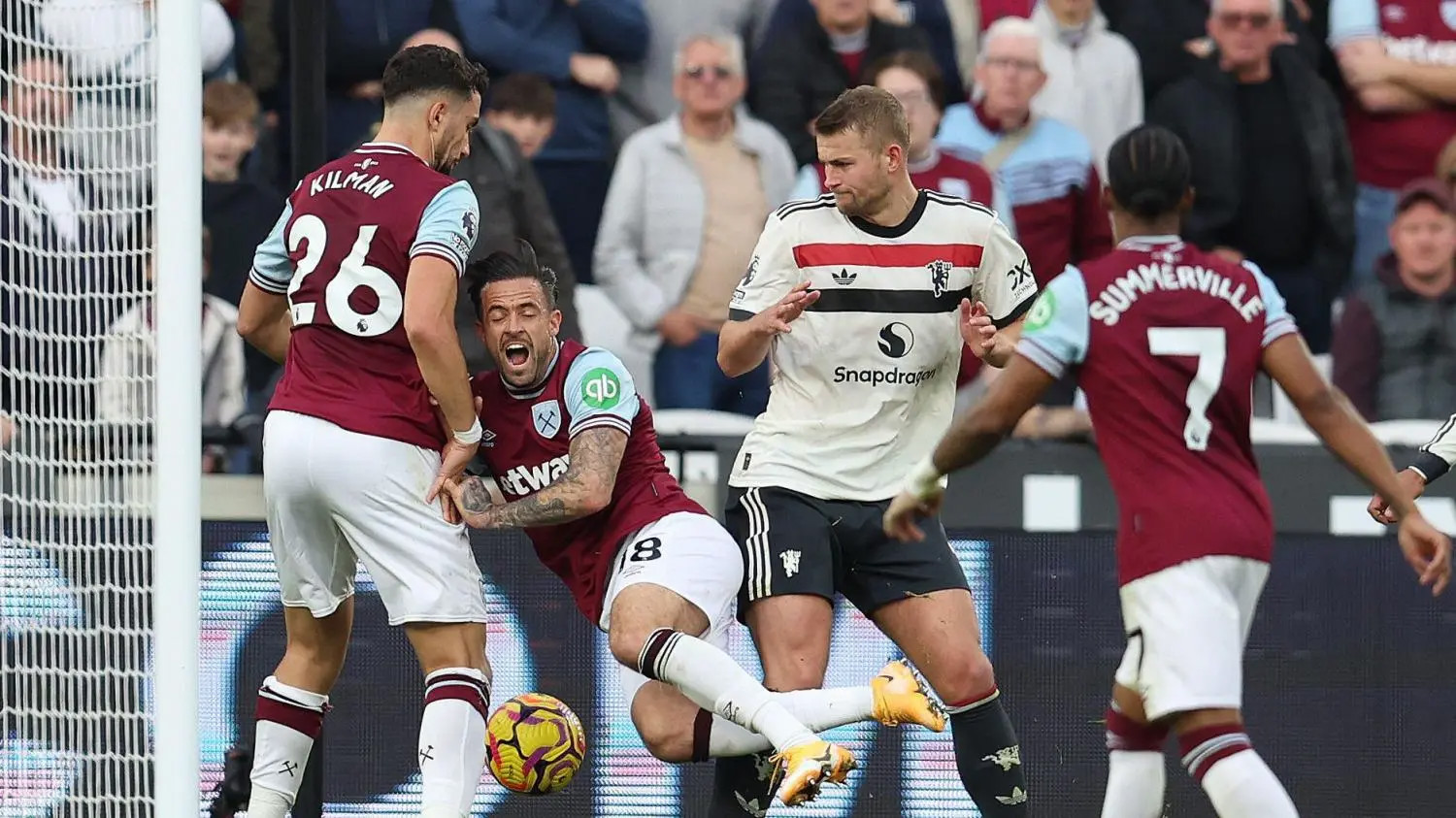 The Times: Howard Webb thừa nhận quả phạt đền mà khiến Ten Hag bị sa thải là một phán đoán sai lầm