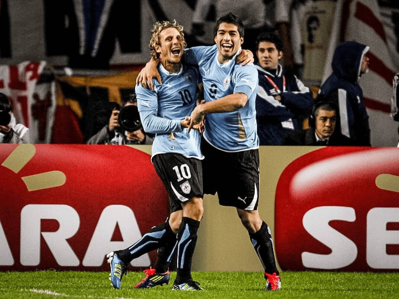 Forlan tri ân Suarez: Chúng ta từng cùng nhau chiến đấu đưa Uruguay lên đỉnh cao