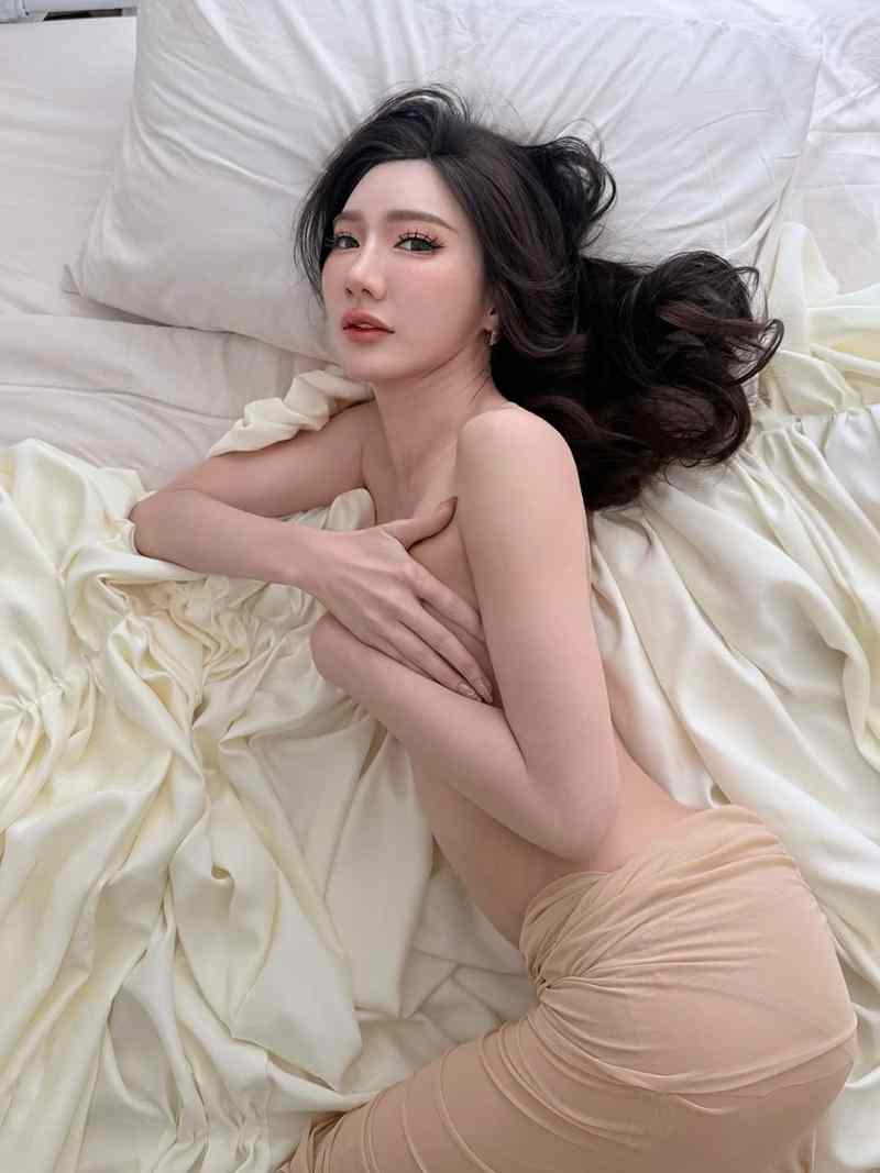 เบนซ์ พริกไทย เปลือยอกบนเตียง ทำโซเชียลลุกเป็นไฟ