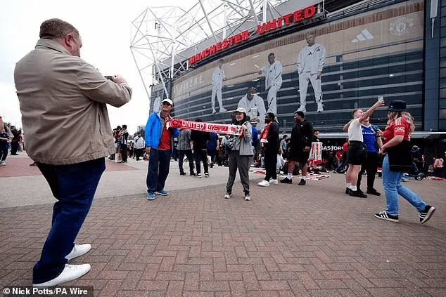 Manchester United được khuyên nên quan tâm ý kiến ​​của người mua vé mùa giải về việc tái phát triển sân nhà