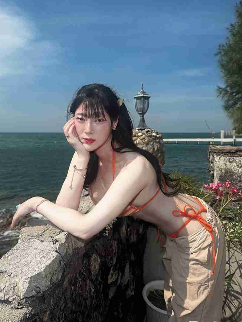 พลอย พลอยสุรีย์ ใส่บิกินี่ตัวจิ๋ว แจกความเซ็กซี่มัดใจหนุ่ม ๆ