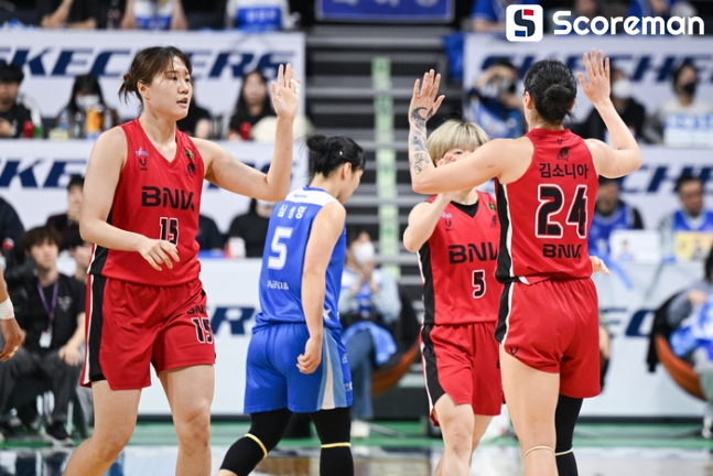 부산BNK, 챔프전 2연승 질주…우승까지 단 1승!
