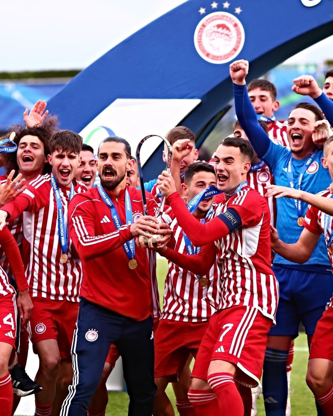 Olympiacos FC： WE ARE THE  @europacnfleague  WINNERS! WE ARE THE CHAMPIONS! 🔴⚪🏆
