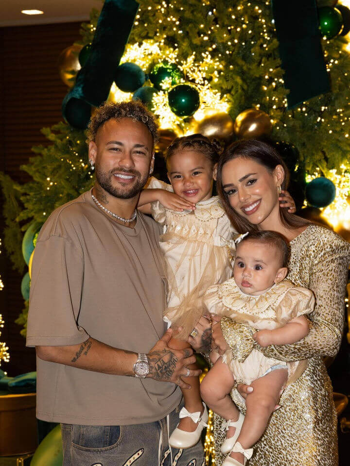 Không khí Giáng Sinh đỏ rực! Các cầu thủ khoe ảnh gia đình dịp Giáng Sinh