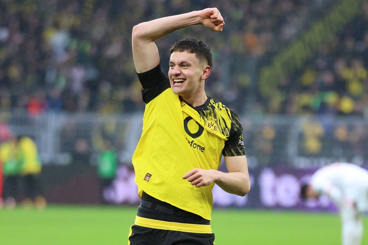 Milan tiếp cận trung vệ 18 tuổi Reggiani của Dortmund