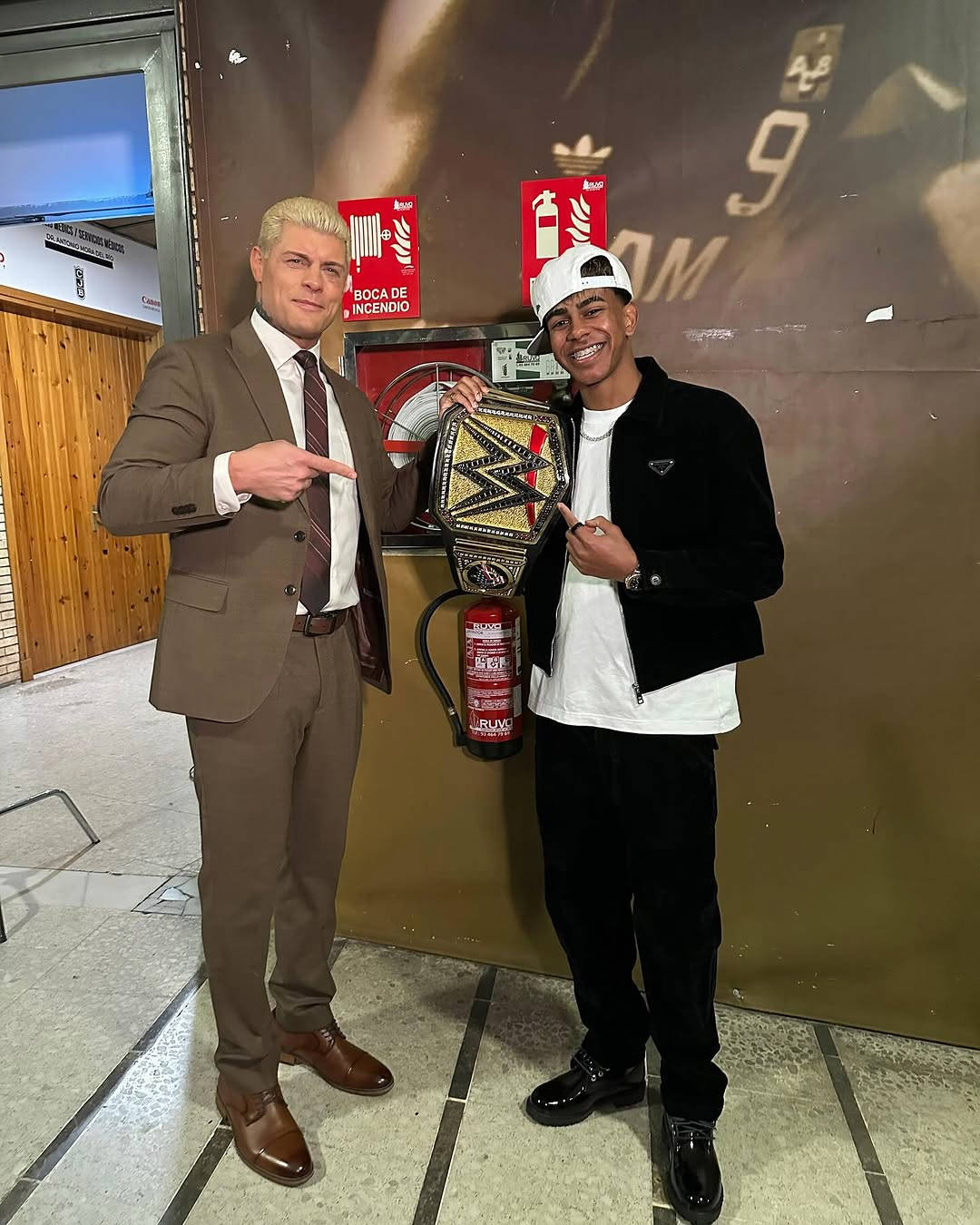 Yamal đã đến xem trực tiếp WWE và chụp ảnh cùng Randy Orton, Triple H, Cody cùng một số ngôi sao khác