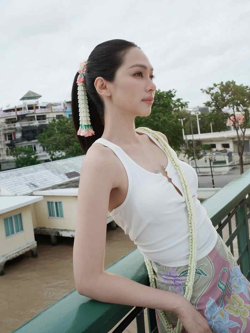 บิ๊นท์ สิรีธร กับแฟชั่นพวงมาลัยรัดเกล้า สวยฉ่ำละลายใจชาวเน็ต