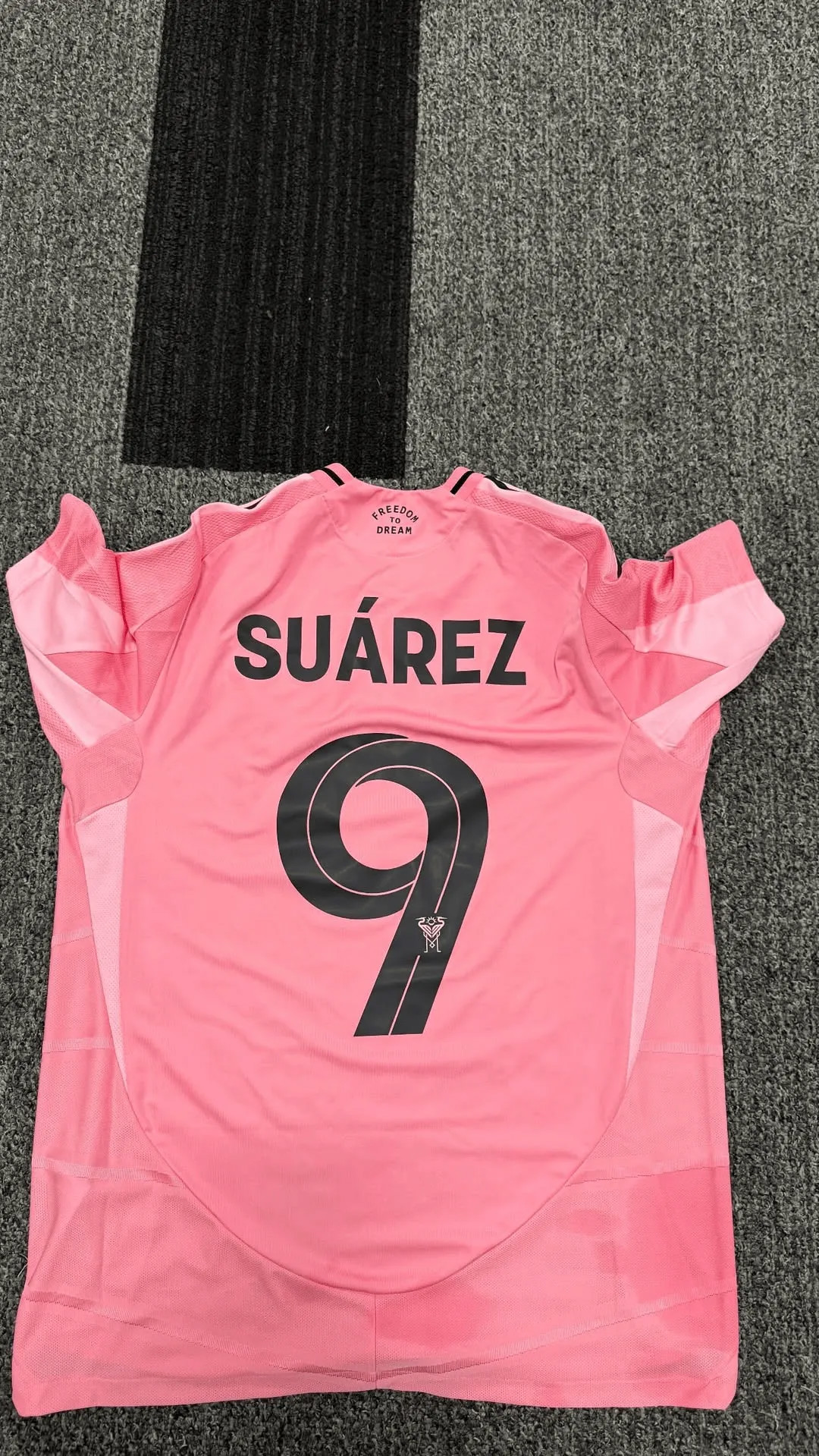 Dembele đổi được trọn bộ trang bị thi đấu của Messi, cùng áo đấu của Suárez và Alba