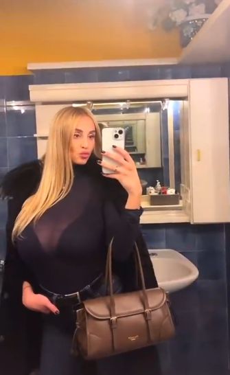 Thân hình quyến rũ! Nữ MC của Real Madrid không hề giấu diếm thân hình 'bốc lửa' của mình, thật sự rất ấn tượng...