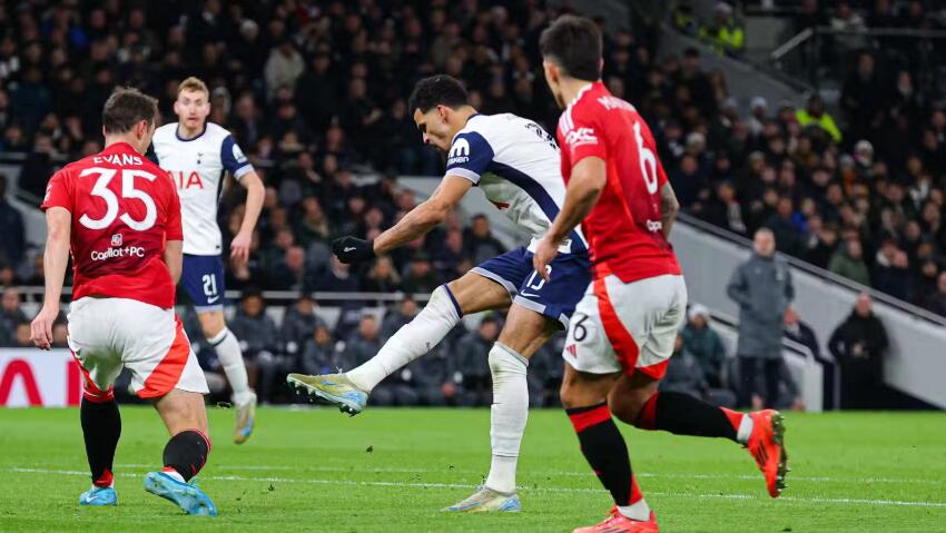 Tottenham beat Manchester United 4-3 in EFL Cup thriller, setting up semi-final against Liverpool