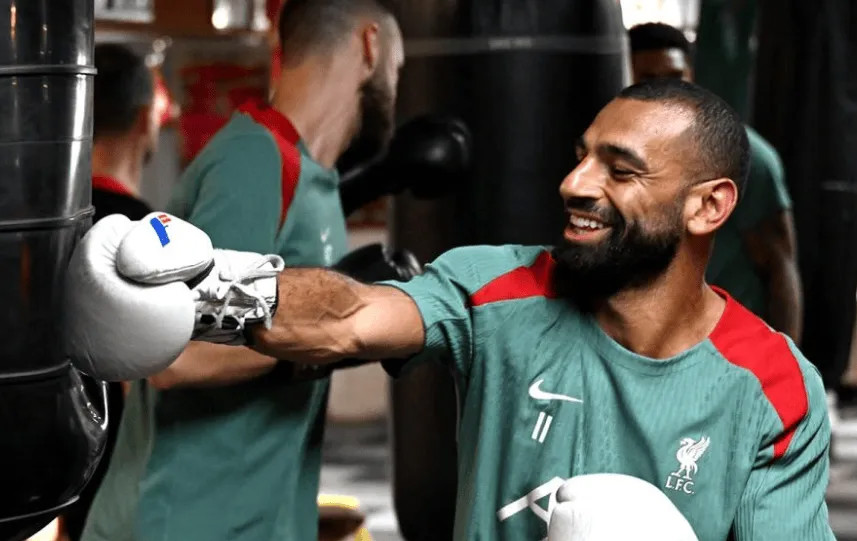 Toàn đội Liverpool tập luyện tại phòng tập đấm bốc nơi quay phim 