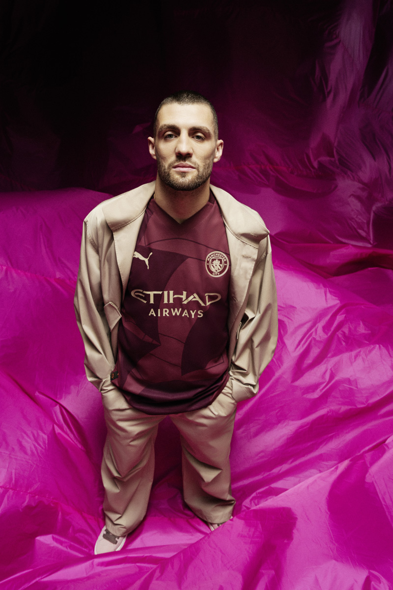 Áo đấu sân khách thứ hai Manchester City cho mùa giải 2024-25