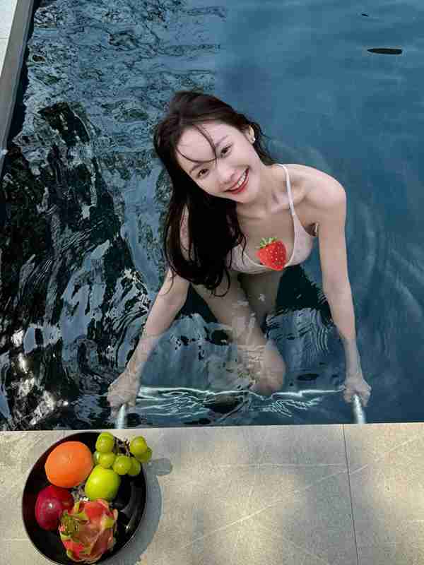 พิมพ์ กรกนก อวดหุ่นแซ่บมัดใจชายไทย ด้วยชุดว่ายน้ำ