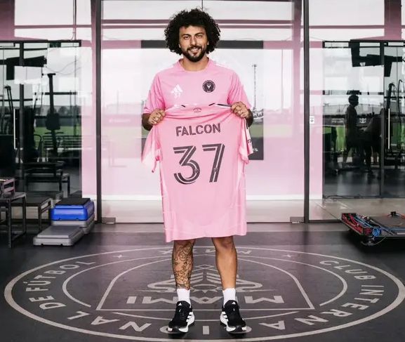 Falcón khen: Messi quá khiêm nhường khi nhường đá, không phải ai cũng làm vậy