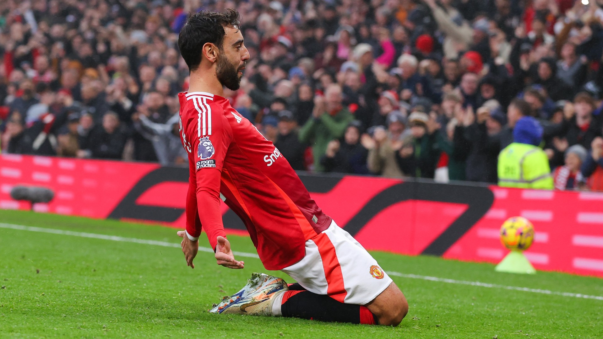 Fernandes Renaissance Poses Tactical Challenge for Incoming Amorim at United