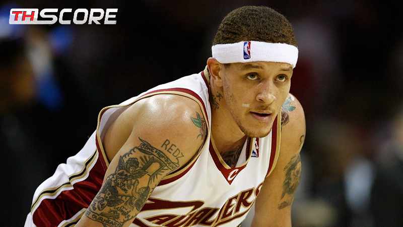 ​เดลอนเต เวสต์ อดีตสตาร์ดัง NBA ถูกจับกุมข้อหาปล้นทรัพย์และทำร้ายร่างกาย