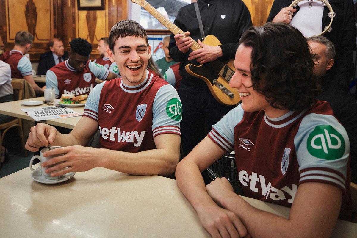 Áo đấu sân nhà của West Ham United cho mùa giải 2024-25