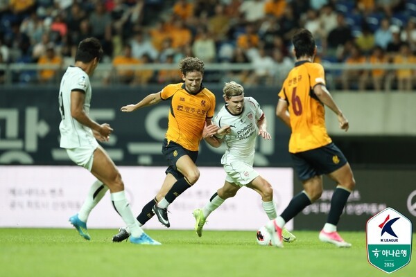'트란지스카 1골 1도움' 포항, 광주FC 원정에서 3-0 승리로 2연승 행진