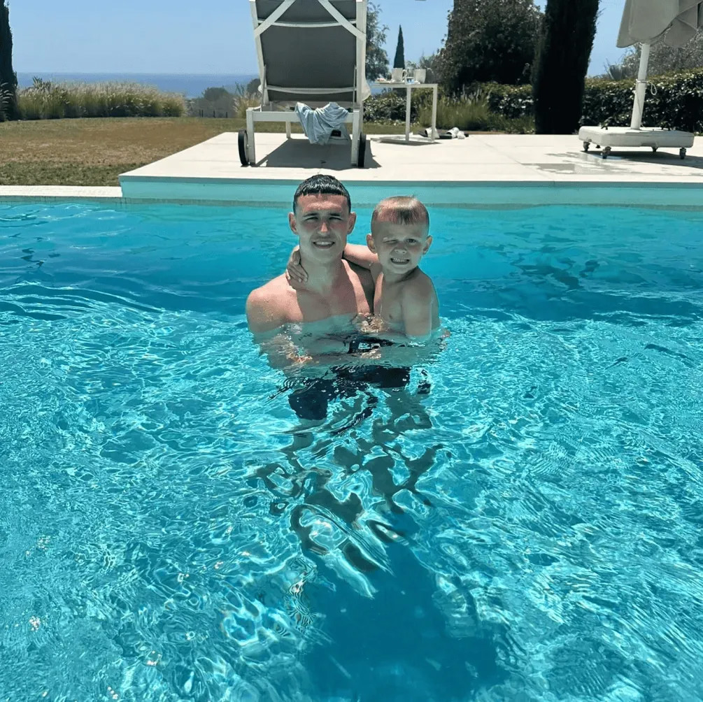 Phil Foden tổ chức tiệc trẻ em vào đêm khuya tại biệt thự, bị hàng xóm phản ánh