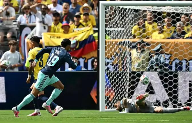 에콰도르, 독일 2-1 역전 격파… 심판 논란 속 E조 드라마틱한 마무리