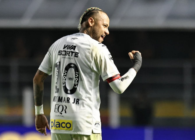 Nếu Neymar chơi trọn vẹn cả trận, đây sẽ là lần đầu tiên sau gần hai năm rưỡi anh chơi trọn vẹn ba trận liên tiếp.