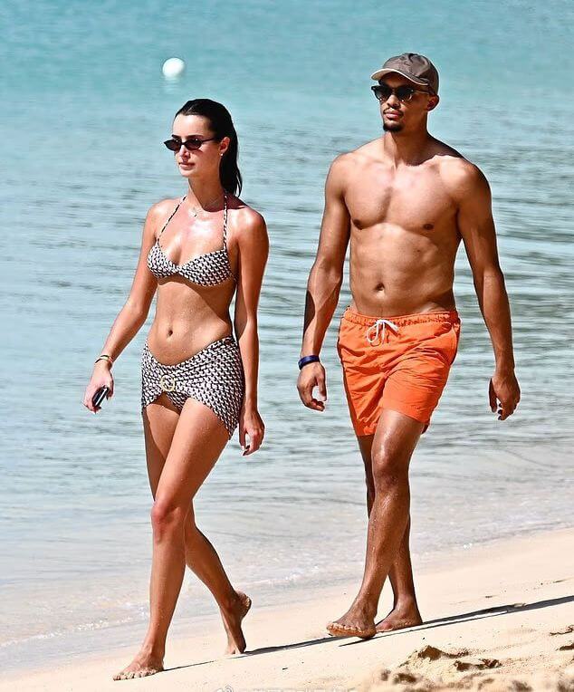 The Post: Arnold chia tay bạn gái sau 18 tháng, vẫn giữ quan hệ bạn bè