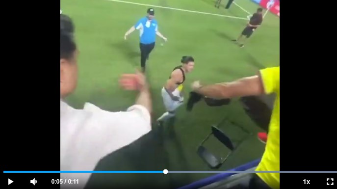 นูเนซพยายามฟาดเก้าอี้แฟนชาวโคลอมเบียแต่ถูกร.ป.ภ.ขัดขวางไว้