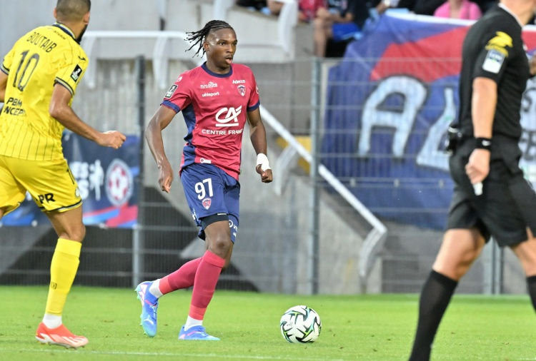 Cầu thủ thay thế tiềm năng cho Konaté! Sky Thụy Sĩ: Liverpool tập trung theo dõi trung vệ 20 tuổi Yacquet của Rennes