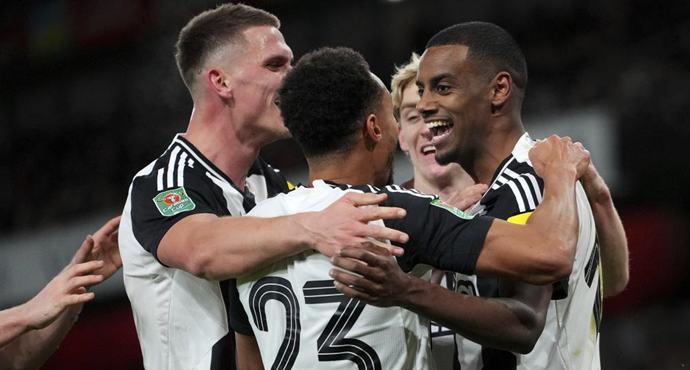 อีเอฟแอลคัพ - อิซัคทำประตู นิวคาสเซิลบุกเอาชนะอาร์เซนอล 2-0