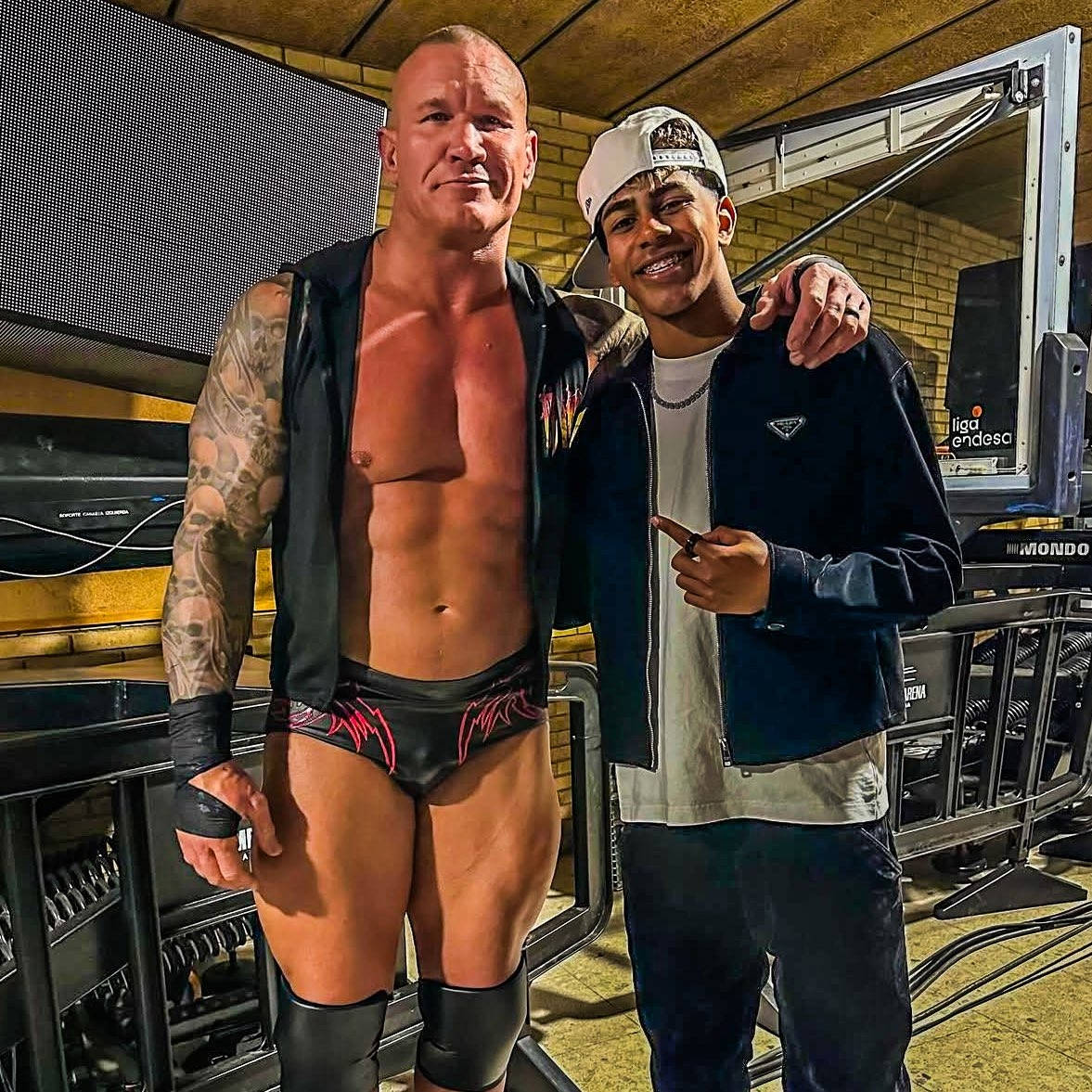 Yamal đã đến xem trực tiếp WWE và chụp ảnh cùng Randy Orton, Triple H, Cody cùng một số ngôi sao khác