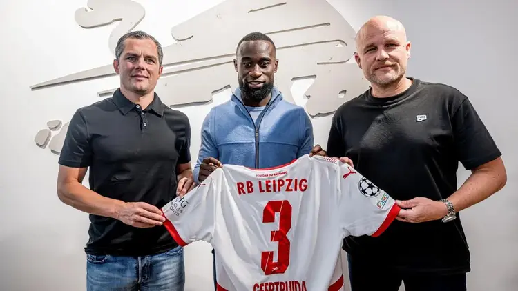 Leipzig ký hợp đồng với hậu vệ Lutsharel Geertruida của Feyenoord với giá 25 triệu euro