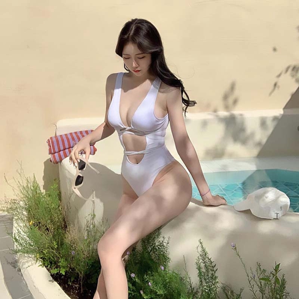 วชิรญาณ์ สาวไทยสุดแซ่บ อวดหุ่นซี้ดซ้าด สะบึมล้นทะลักชุดว่ายน้ำ