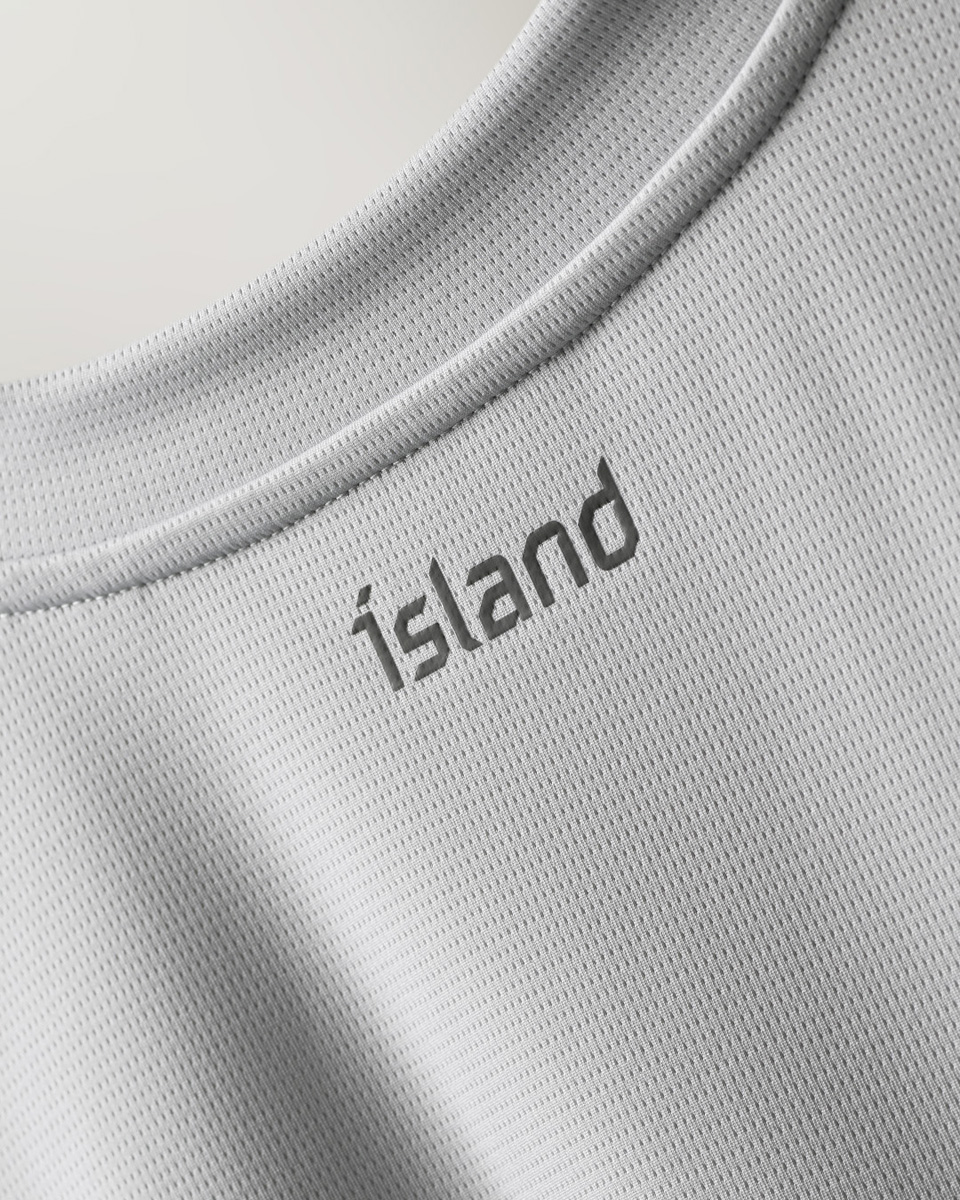 ​Áo đấu sân nhà và sân khách của ĐTQG Iceland mùa giải 2024-25