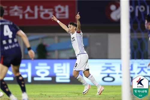 '헤이스 멀티골' 수원, 충북청주와 극적 2-2 무승부...선두 도약