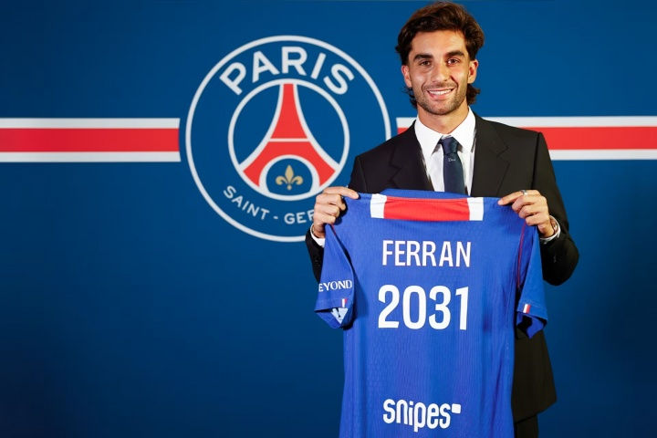Bừng tỉnh! Ferran Torres lập hat-trick trong trận ra mắt Champions League tại Paris