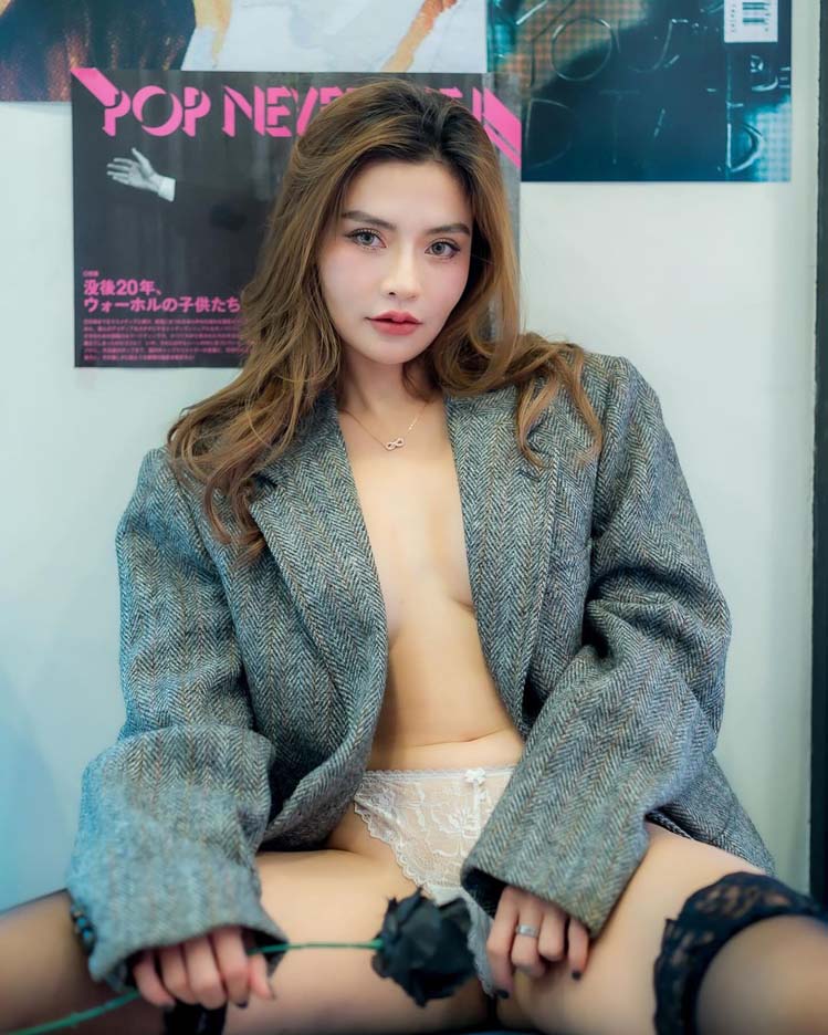 เชอรี่ สามโคก อวดแฟชั่นสุดหวิว เปลือยท่อนบน สวมเสื้อโค้ทคลุม แต่ปลดกระดุม !