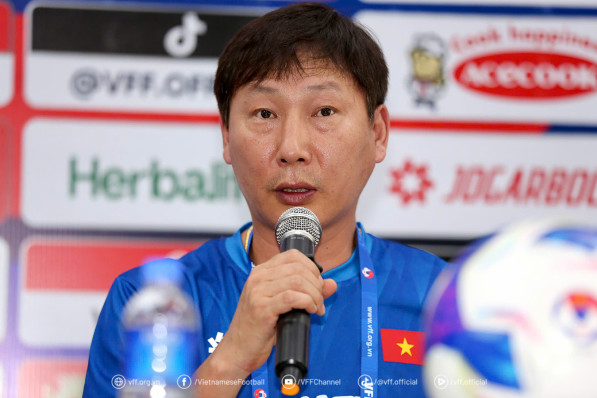HLV Kim Sang Sik: Campuchia có tiền đạo nhập tịch nguy hiểm